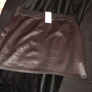 Black elastic band mini skirt